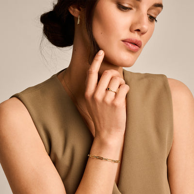 Fijne armband van 14k geelgoud met schakelpatroon, subtiel en minimalistisch.