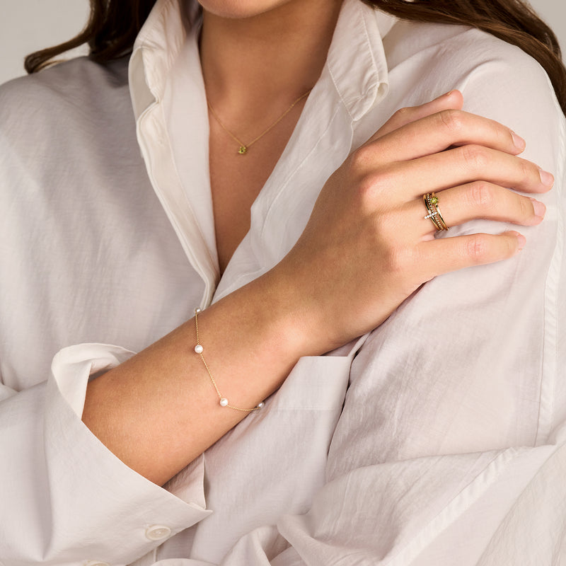 Bague en or jaune 14k avec péridot, bague à enfiler finement, taille 48, design subtil.