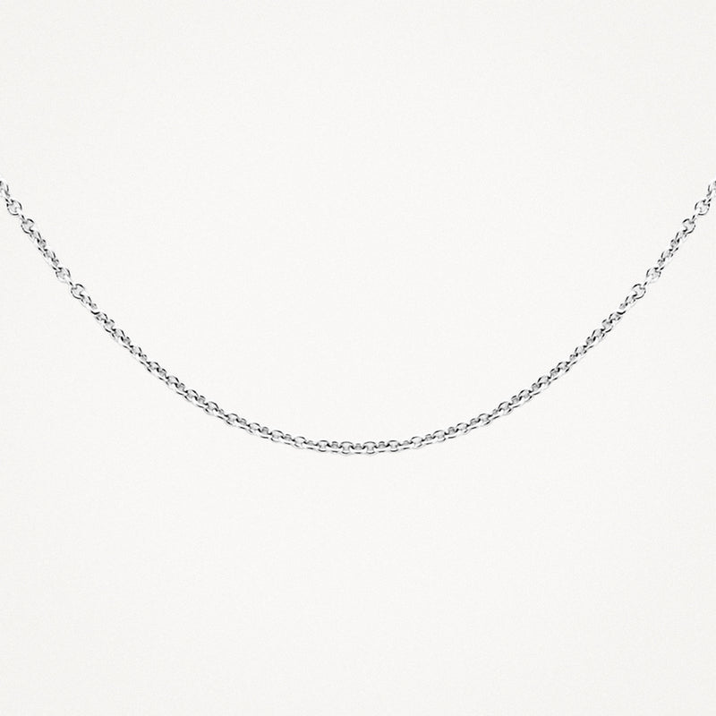 Fijne schakelketting van 14k wit goud met subtiele glans en smalle schakels.