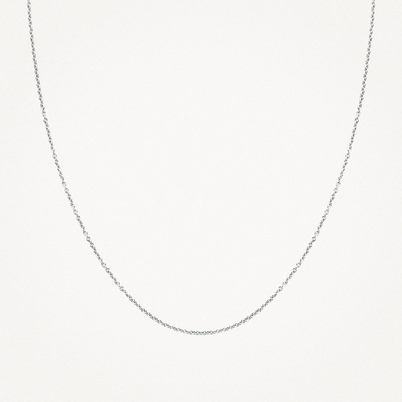 Fijne schakelketting van 14k wit goud, subtiele glans, minimalistisch ontwerp.