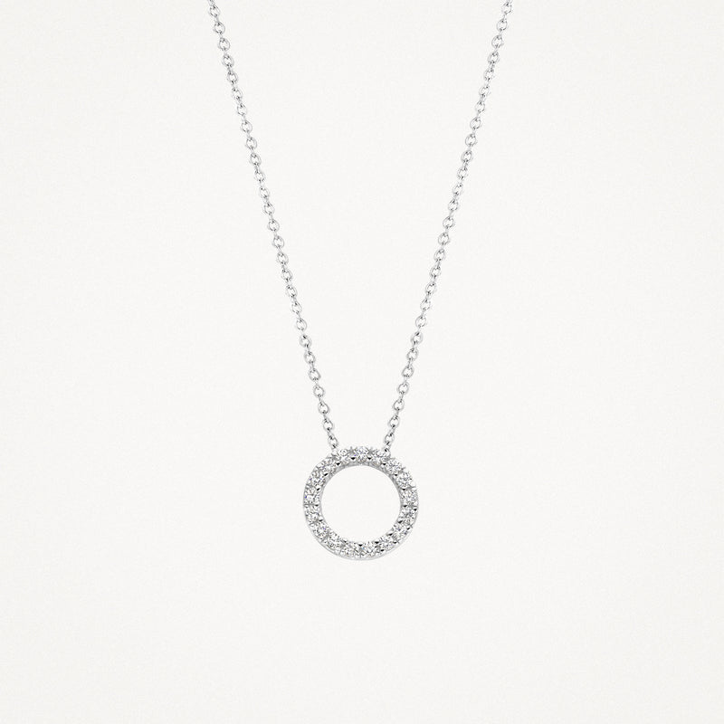 Ketting van 14k wit goud met cirkelvormige hanger bezet met zirkonia's.