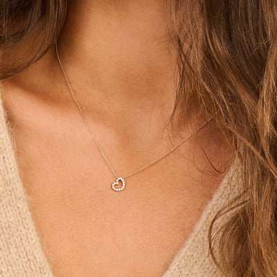 Delicate ketting met klein hartje bezet met zirkonia in 14k goud.