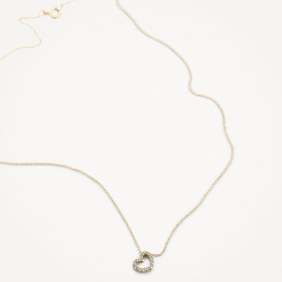 Chaîne à maillons en or jaune 14k avec cœur bicolore et zircones.
