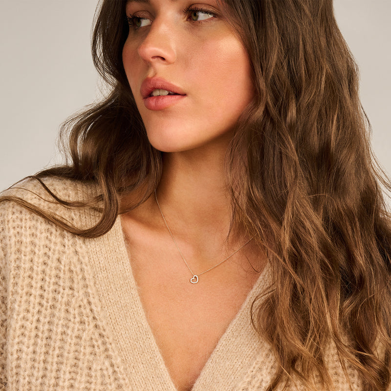 Fijne ketting van 14k geelgoud met klein hartje en zirkonia hanger.