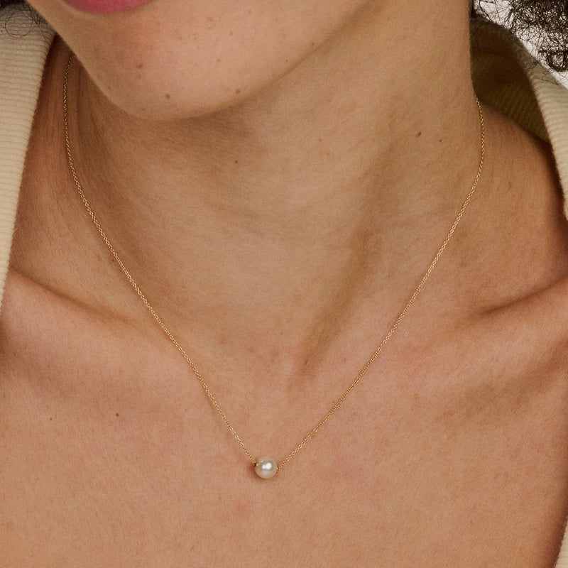 Delicate ketting met enkele 6 mm parel en fijne 14k goud ketting.