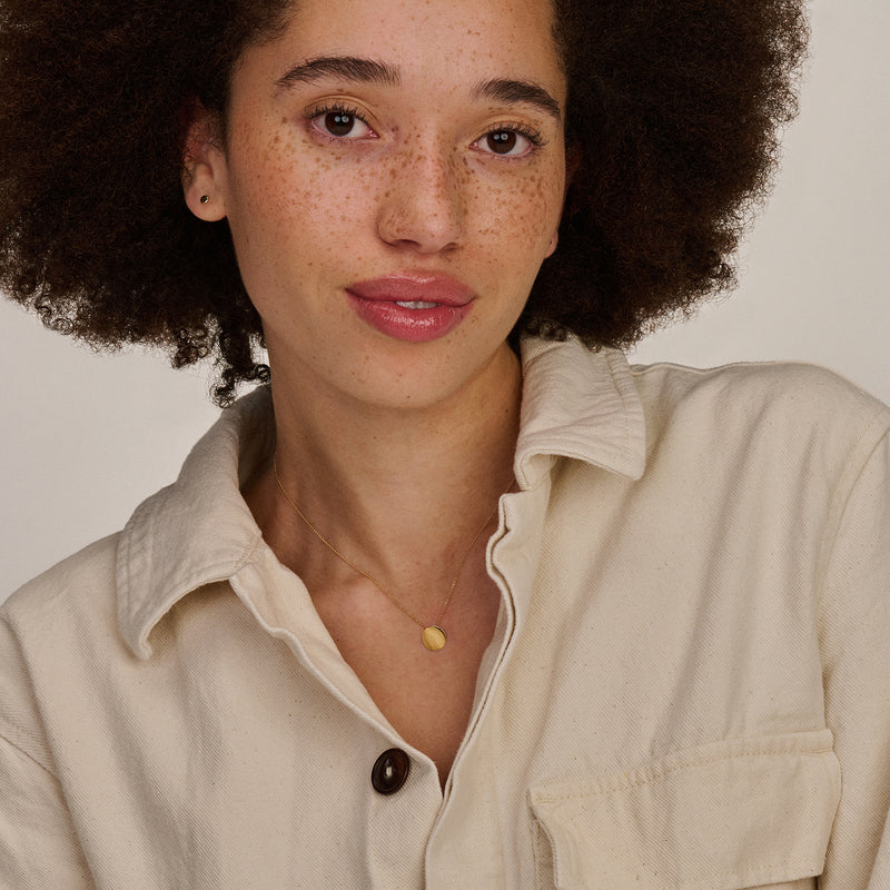 Delicate ketting in 14k geelgoud met kleine ronde hanger op dunne schakelketting.