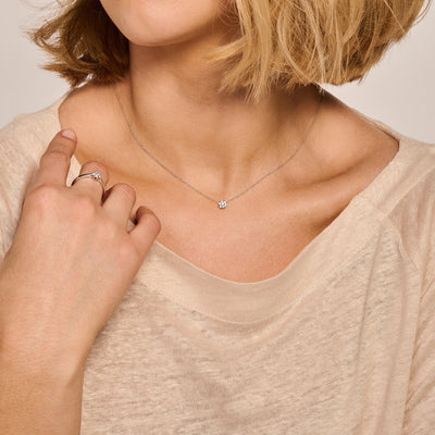 Delicate ketting van 14k wit goud met kleine zirkonia hanger aan dunne ketting.