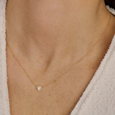 Delicate 14k goud ketting met ronde zirkonia hanger in illusiezetting.