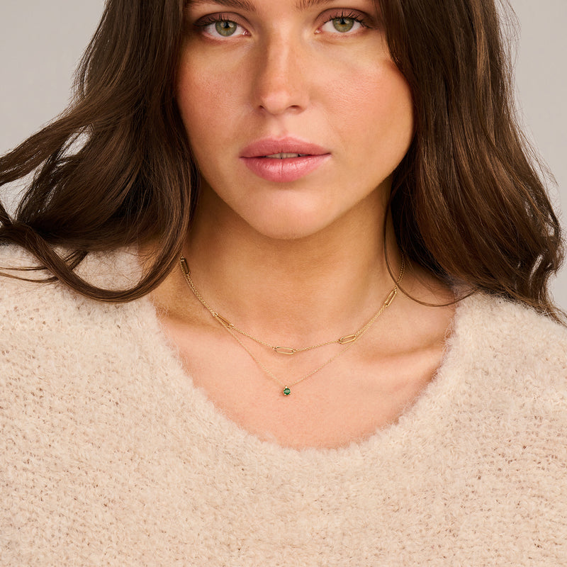 Delicate ketting met fijne schakels in 14k goud en kleine groene hanger.