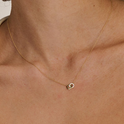 Collier avec deux anneaux entrelacés sertis de zircones or 14 carats