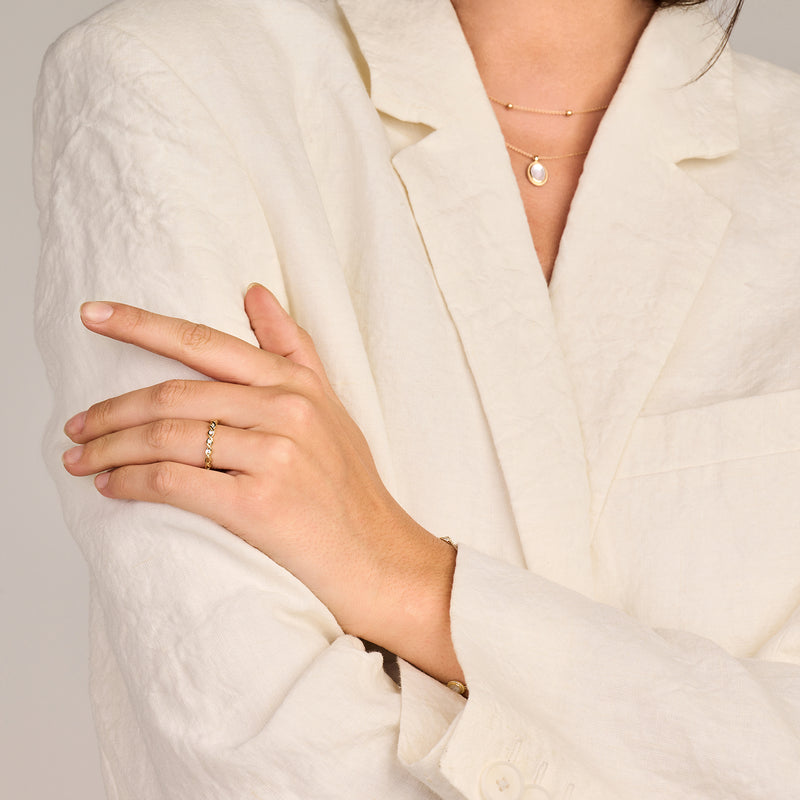 14k geelgouden ring met kleine zirkonia, subtiel en fijn ontwerp.