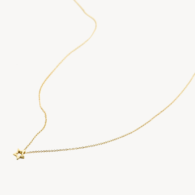 Fijne ketting van 14k geel goud met subtiele ster hanger.