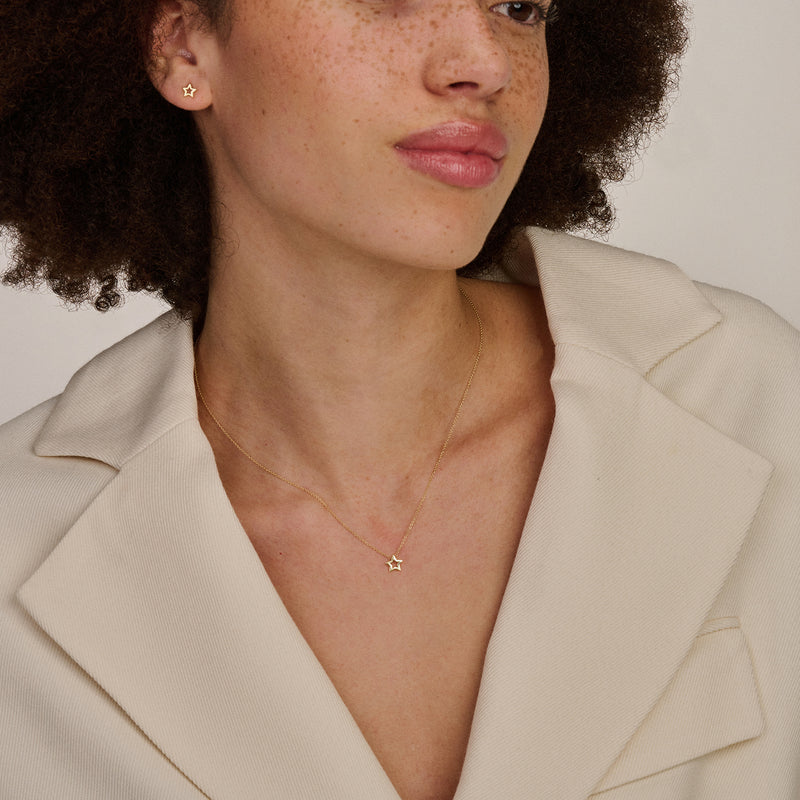 Fijne ketting van 14k geelgoud met kleine hanger, subtiel bicolor goud effect.