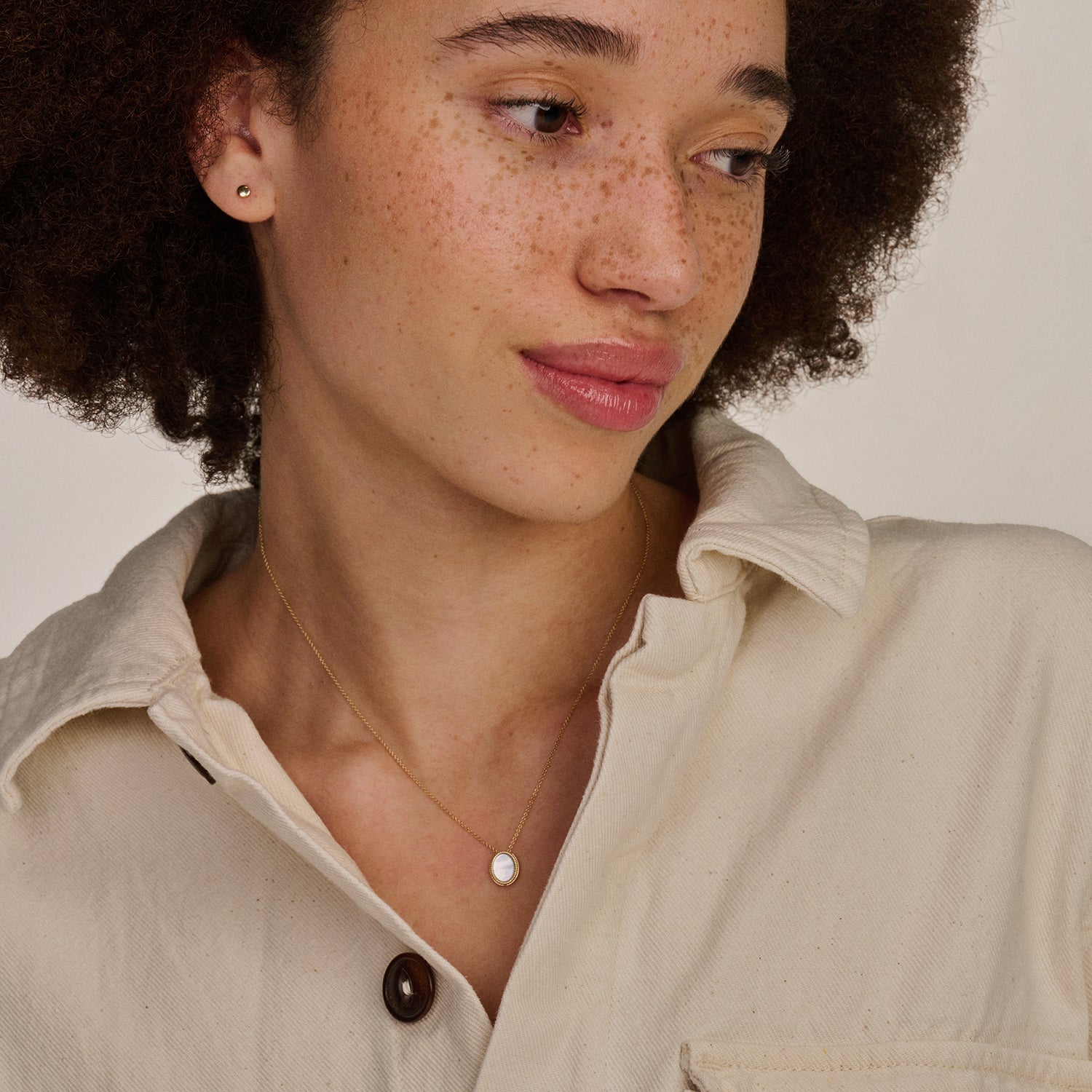 Ketting met bicolor 14k goud en parelmoer hanger, subtiel en delicaat.