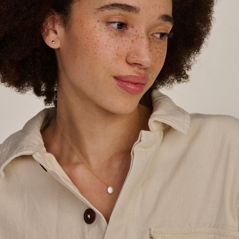 Ketting met bicolor 14k goud en parelmoer hanger, subtiel en delicaat.