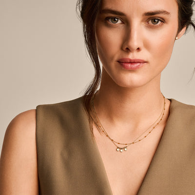 Bicolor ketting met 14k geel goud en caramel resin schakels, fijne schakelstructuur.