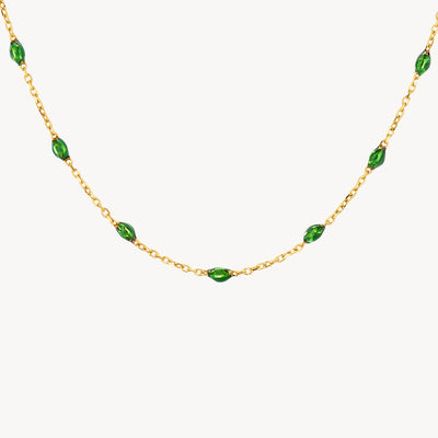 Ketting van 14k geel goud met kleine groene resin schakels in fijne schakelstructuur.
