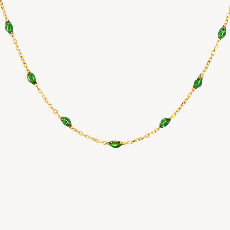 Ketting van 14k geel goud met kleine groene resin schakels in fijne schakelstructuur.