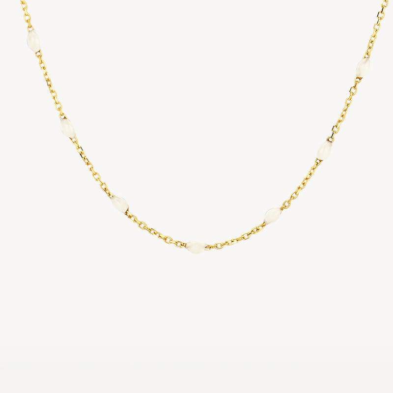 Fin collier bicolore avec des maillons en or jaune 14k et des détails en résine laiteuse.
