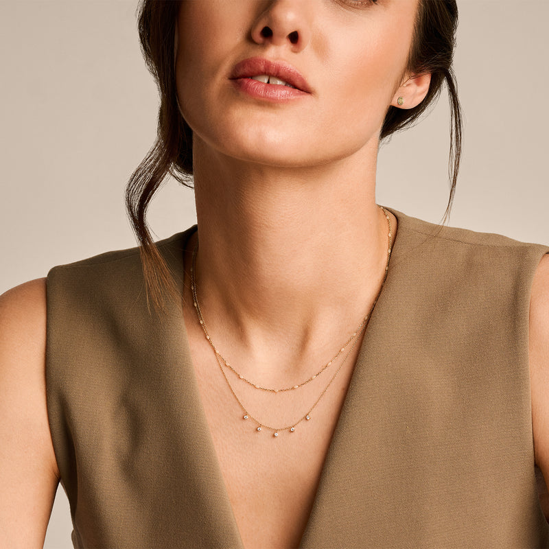 Fijne 14k rosé goud ketting met kleine ronde schakels en melkresin hangers.