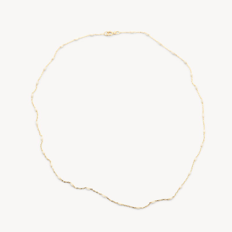 Chaîne à maillons fins en or jaune 14k avec finition brillante et détails en résine de lait.