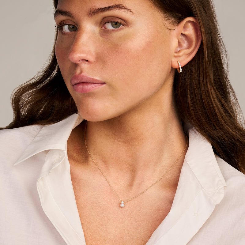 Ketting van 14k geelgoud met een parel en zirkonia aan dunne ketting.