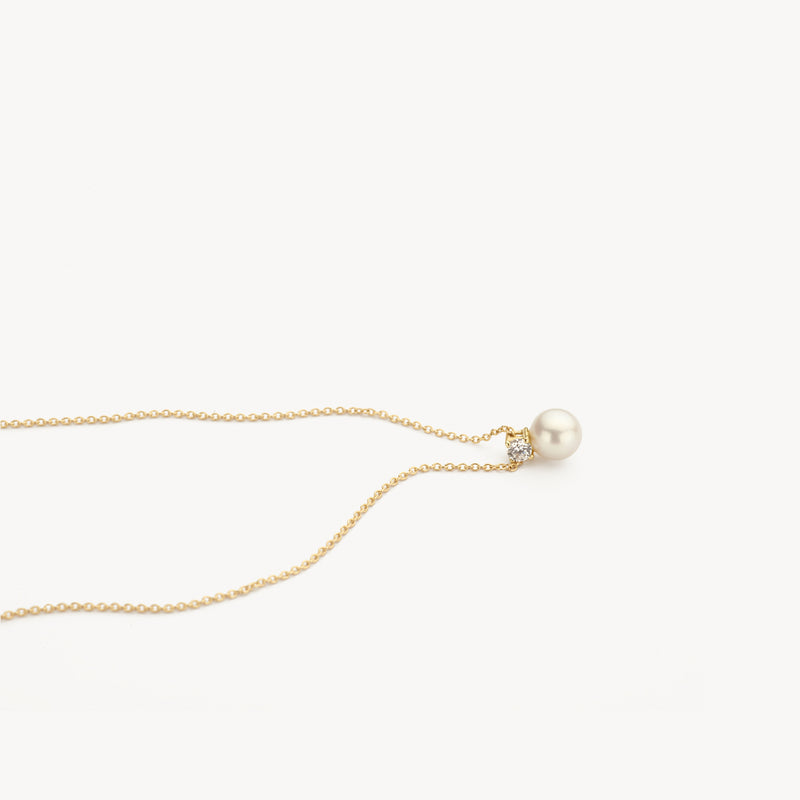 14k geelgouden ketting met ronde parel en kleine witte zirkonia sluiting.