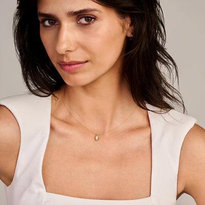 14k geelgouden ketting met kleine camee hanger, subtiel en verfijnd natuursteen.