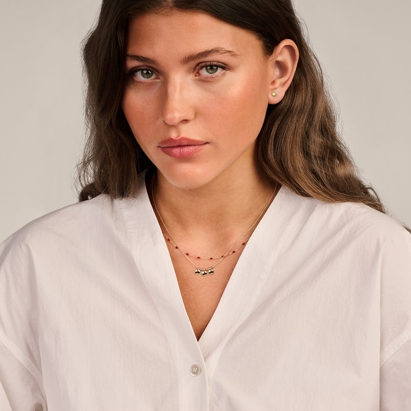 Fine chaîne à maillons en Or jaune 14k autour du cou d'une femme.