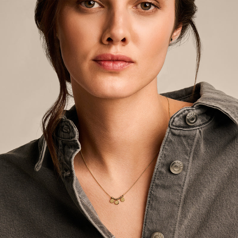 Delicate ketting van 14k geelgoud met fijne schakels, gedragen om de hals.