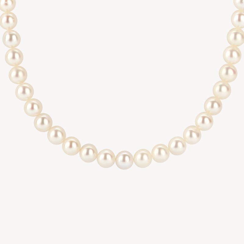 Collier de perles avec perles rondes et fermoir en or jaune 14k.