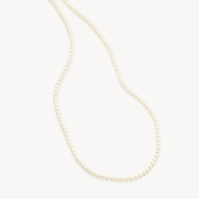 Pearl necklace with round white pearls and clasp made of 14k yellow gold.
