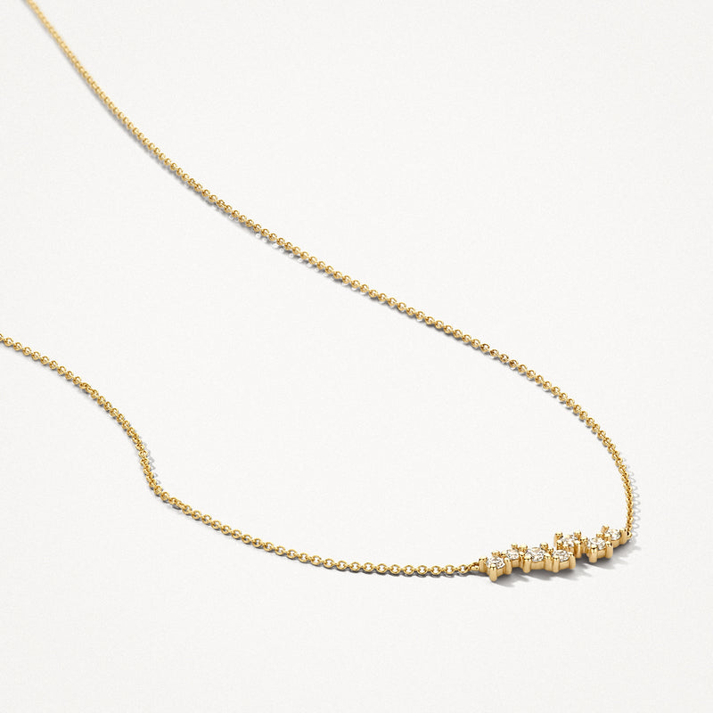 14k goud ketting met fijne schakels en cluster van zirkonia stenen.