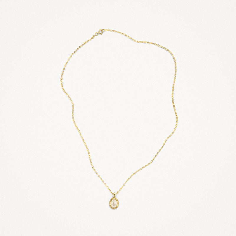 14k goud ketting met parelmoer hanger en verfijnd koordmotief.