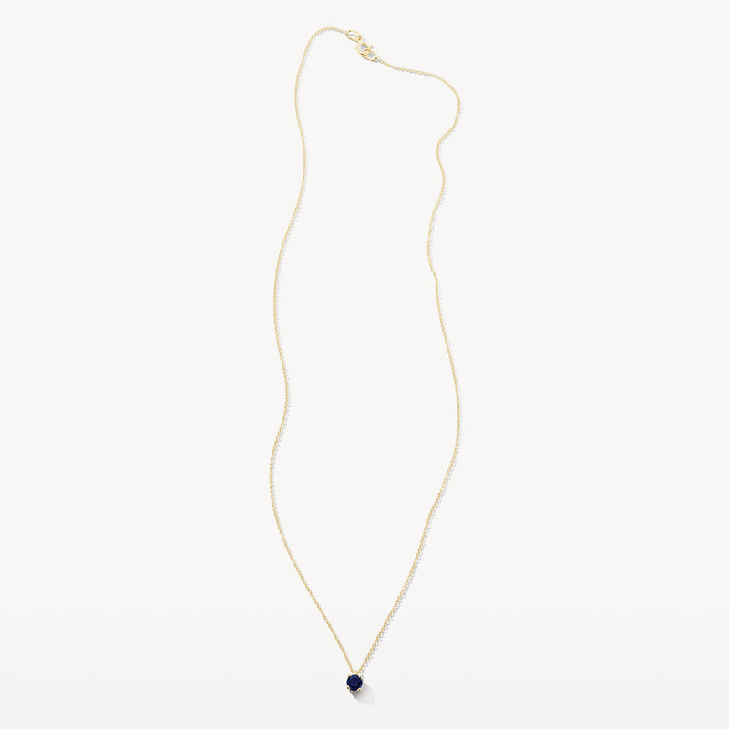 14k geel gouden ketting met kleine ronde blauwe saffier hanger.