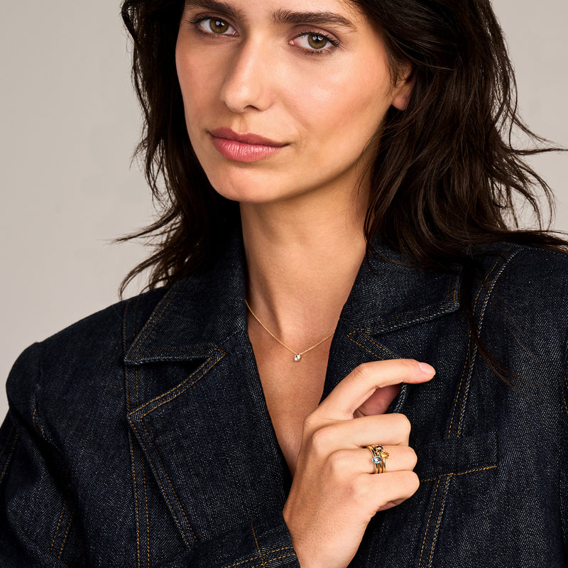 Collier en Or jaune 14k avec petits diamants de laboratoire sur chaîne fine.