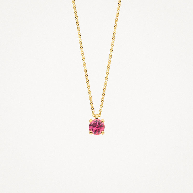 Collier en or jaune 14k avec un pendentif rond en tourmaline rose sur une chaîne à maillons fins.