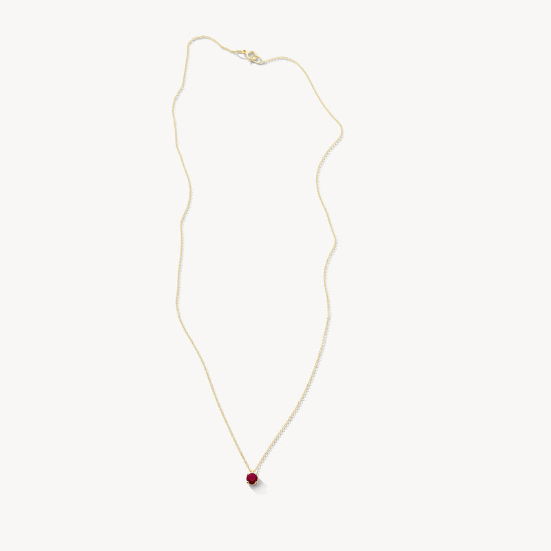 Collier en or jaune 14k avec petit pendentif en rubis et chaîne à maillons fins.