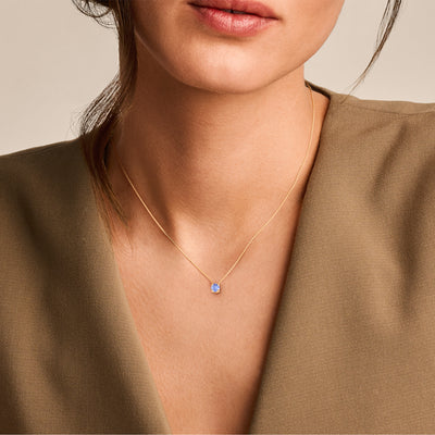 14k geel goud ketting met vierkante tanzaniet hanger en fijne ketting schakel.