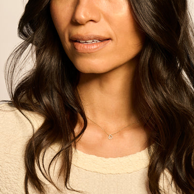 Bicolor collier met kleine diamant in 14k wit goud en geelgoud, subtiele hanger.