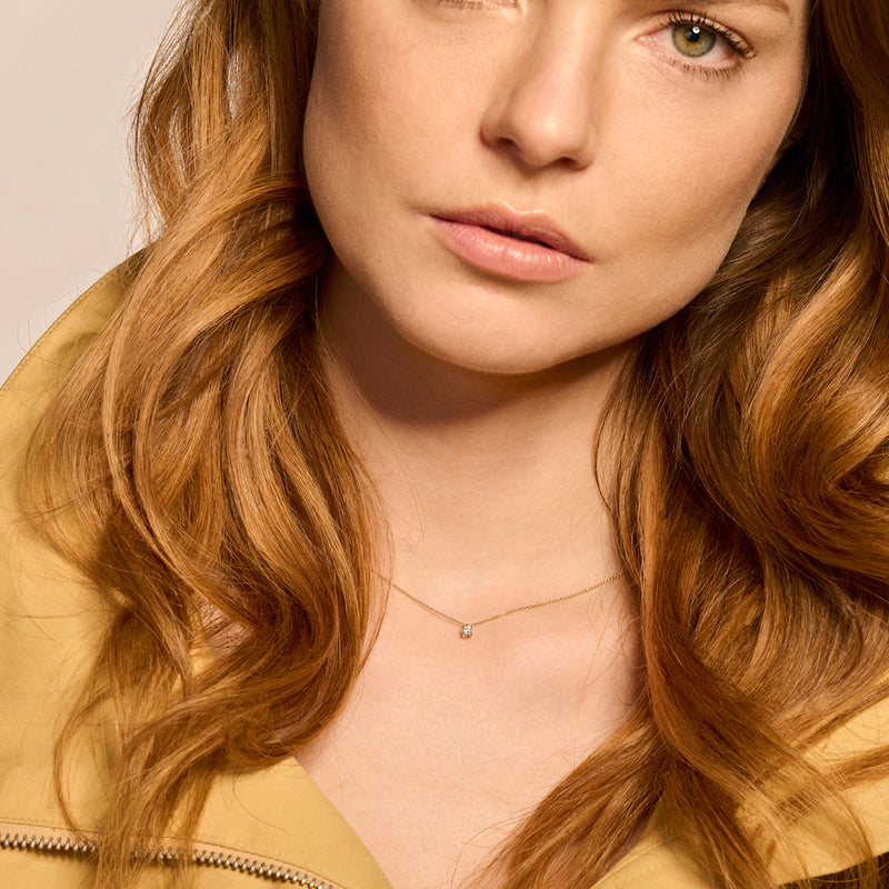 Bicolor goud collier met kleine natuurlijke diamant in 14k geel en wit goud.