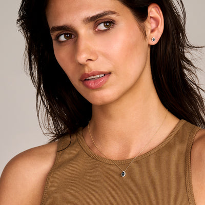 Collier van 14k geel goud met hangende london blauwe topaas aan fijne schakelketting.