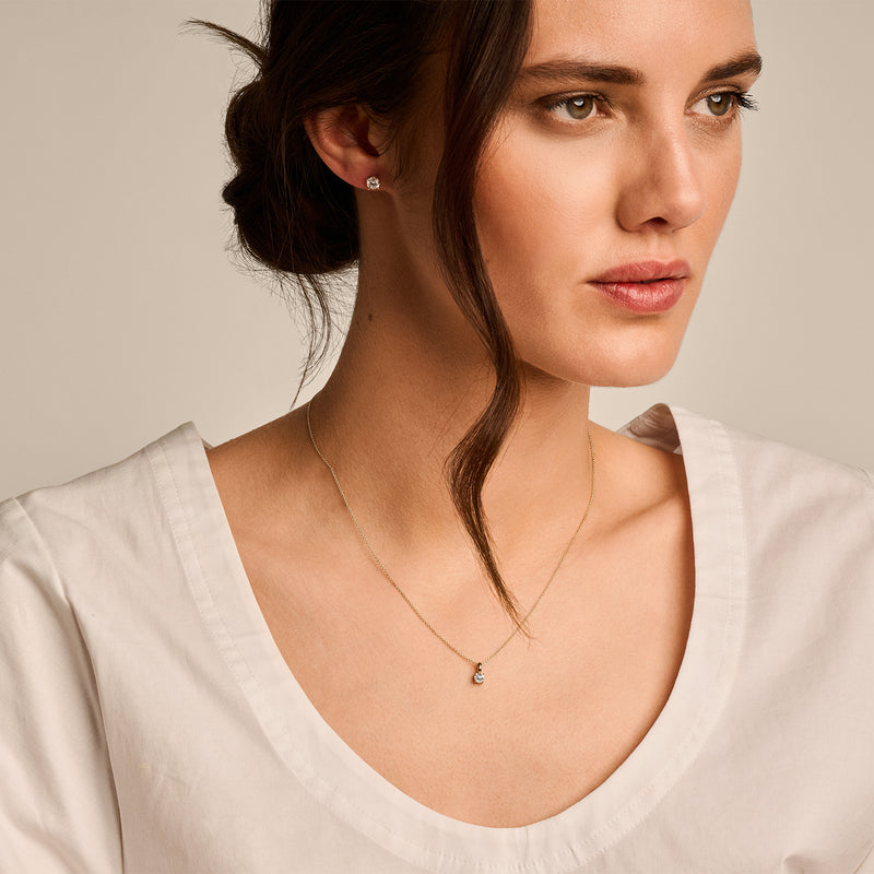 Hanger 6092YZI in 14k geel goud met fonkelende zirkonia aan fijne ketting.