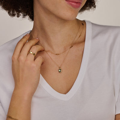 Slanke ketting van 14k wit goud met klein hangerdetail in bicolor goud.