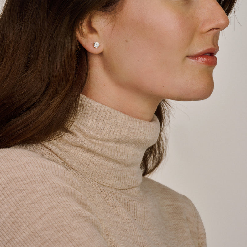 Oorknopjes in 14k geelgoud met glinsterende zirkonia, subtiel design.