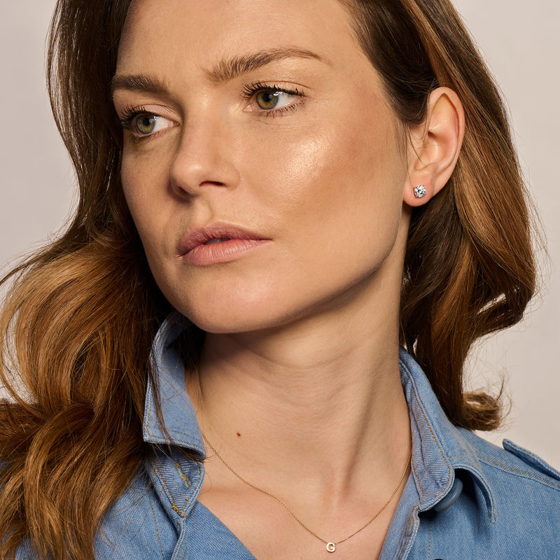 Ohrstecker aus 585er Gelbgold mit schimmernden Zirkoniasteinen in silberfarbener Fassung.