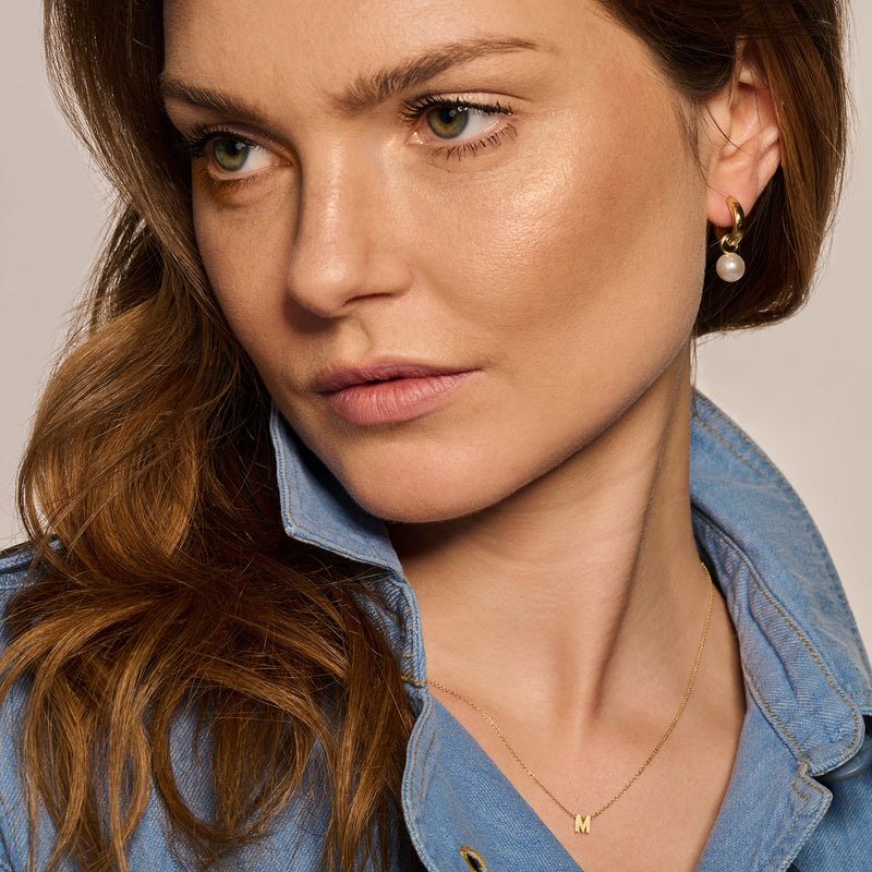 Oorringen van 14k rosé goud met pareldetail en bicolor goud accent.