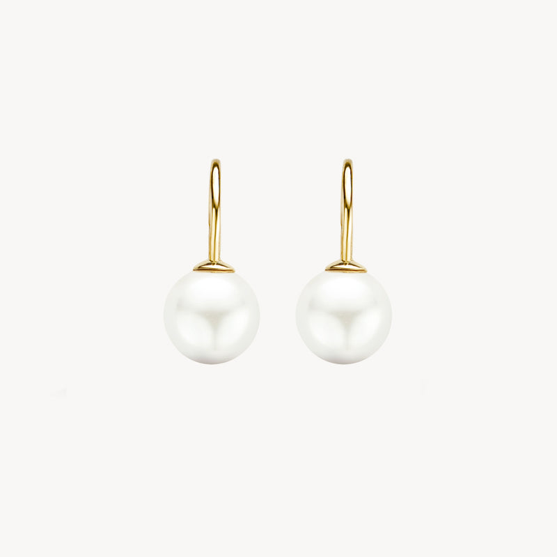Boucles d'oreilles en or jaune 14k avec de grandes perles blanches de Swarovski sur crochets.