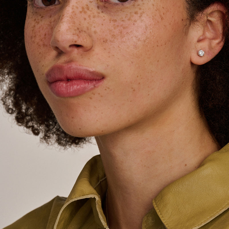 Oorknopjes van 14k wit goud met fonkelende zirkonia, subtiel en klein.