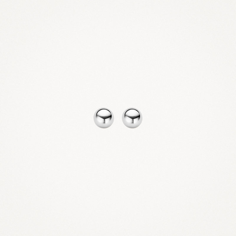 Oorknoppen van 14k wit goud, glad en bolvormig, minimalistisch design.